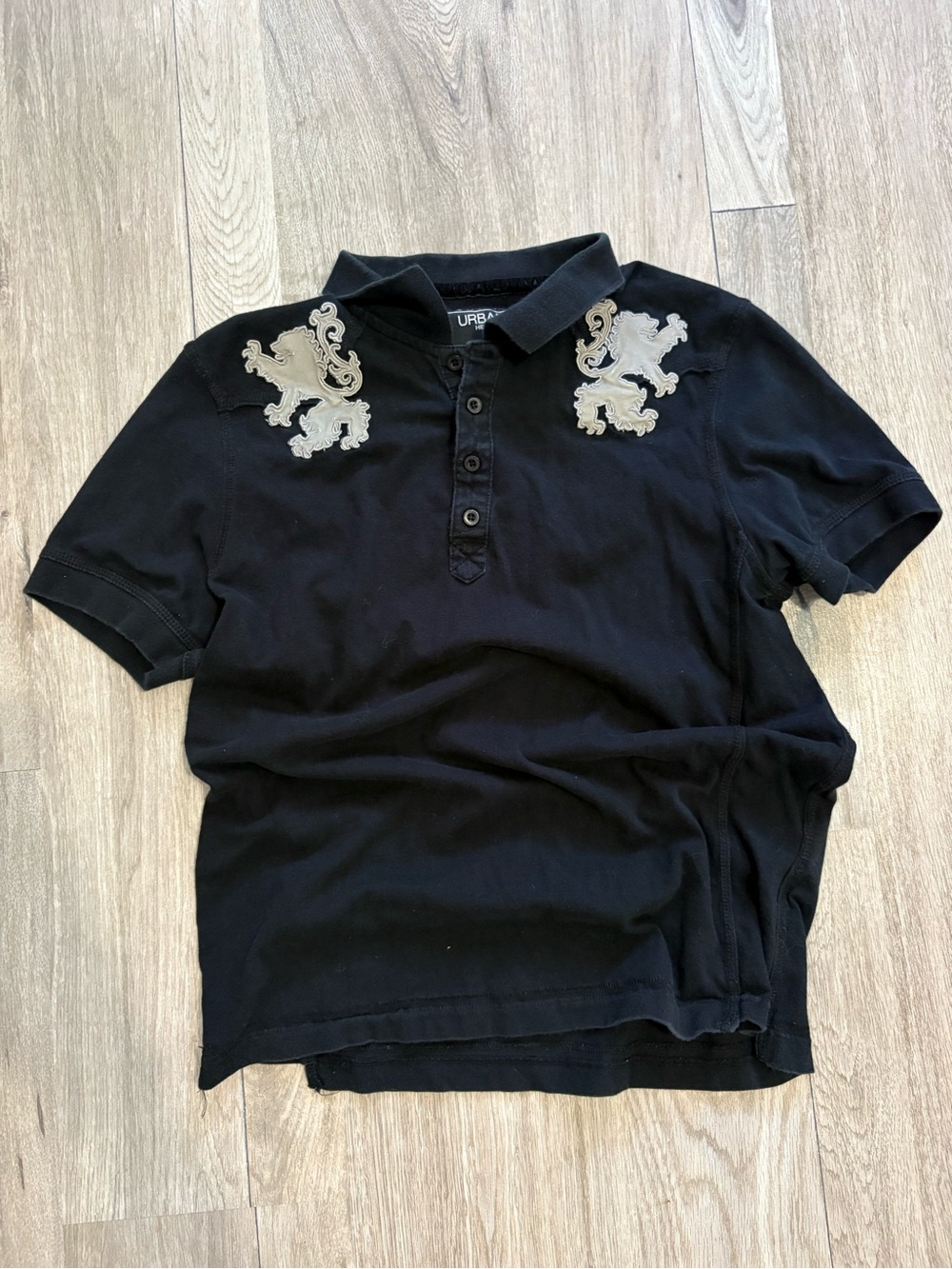 Urban Heritage black short sleeve polo with lion embroidery